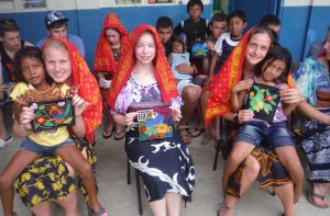High School students volunteer at a school in Panama